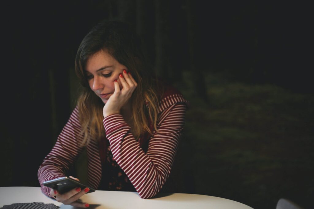 iPhoneのバックアップをしている女性